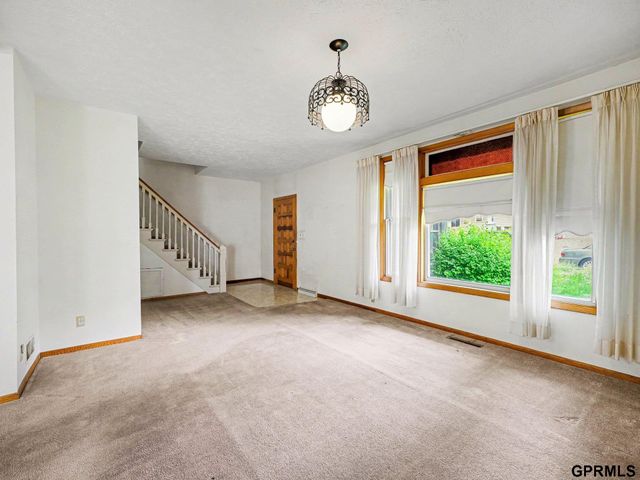 2146 S 35Th Street, Omaha, NE 68105