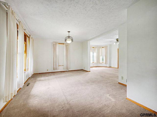 2146 S 35Th Street, Omaha, NE 68105