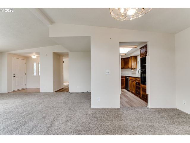 5320 BURKE St, Eugene, OR 97402