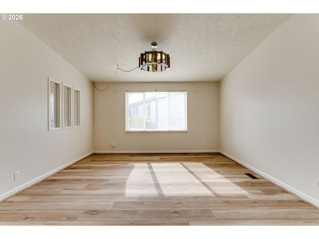 5320 BURKE St, Eugene, OR 97402