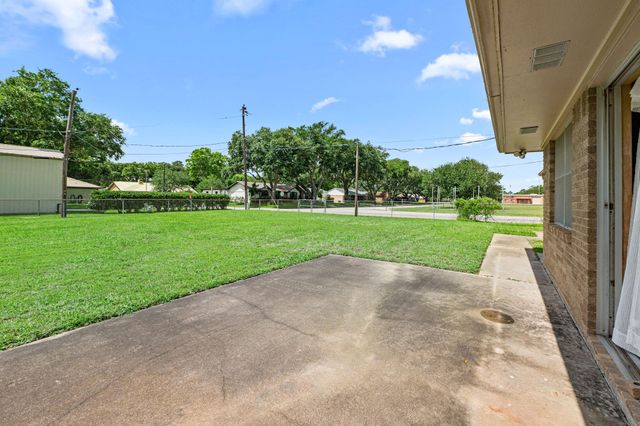 519 Dan Street, East Bernard, TX 77435