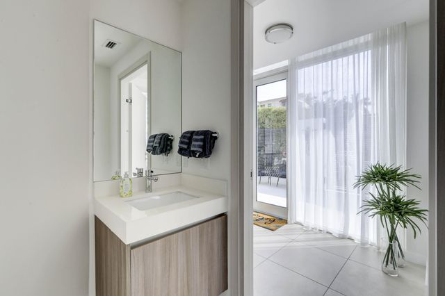 401 N Birch Road Th3, Fort Lauderdale, FL 33304