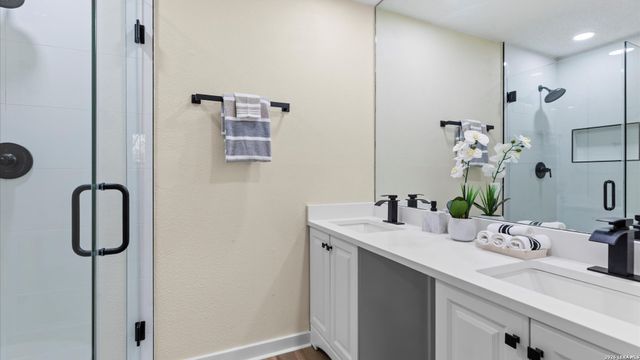 300 Ridge Crest, Seguin, TX 78155