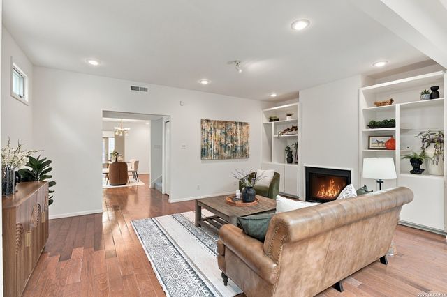 208 Grove Pl, Alamo Heights, TX 78209