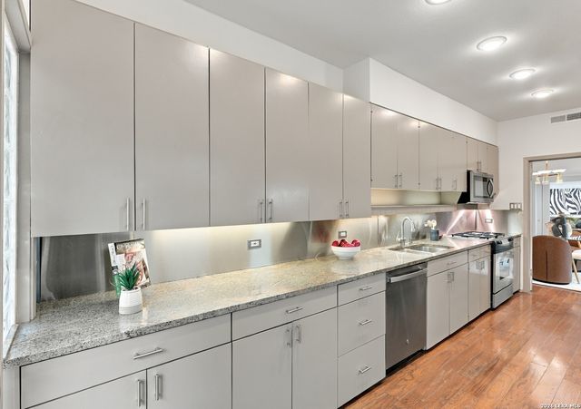 208 Grove Pl, Alamo Heights, TX 78209