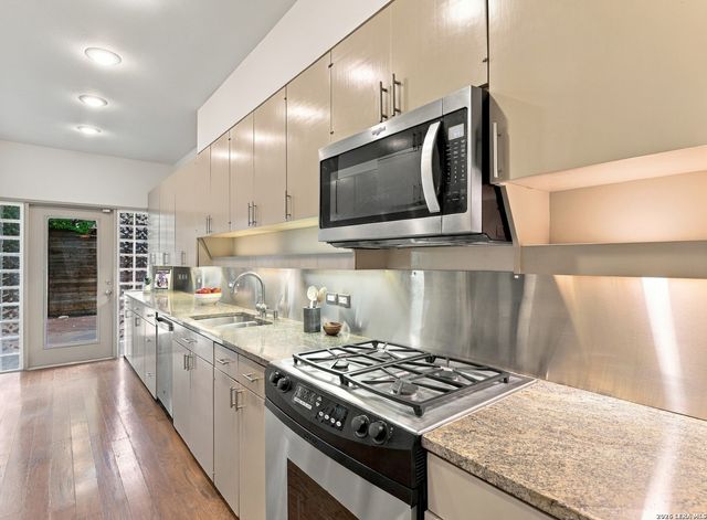 208 Grove Pl, Alamo Heights, TX 78209