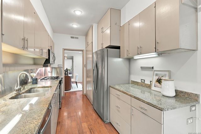 208 Grove Pl, Alamo Heights, TX 78209