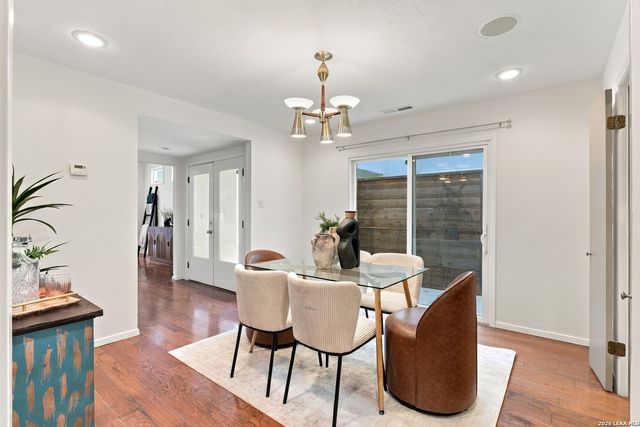 208 Grove Pl, Alamo Heights, TX 78209