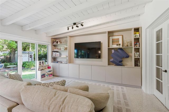 453 NE 89th St, El Portal, FL 33138