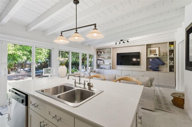 453 NE 89th St, El Portal, FL 33138