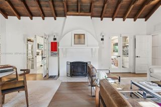 453 NE 89th St, El Portal, FL 33138