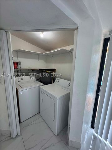 1009 NE 2nd St, Hallandale Beach, FL 33009