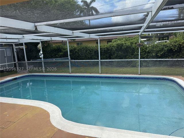 1009 NE 2nd St, Hallandale Beach, FL 33009
