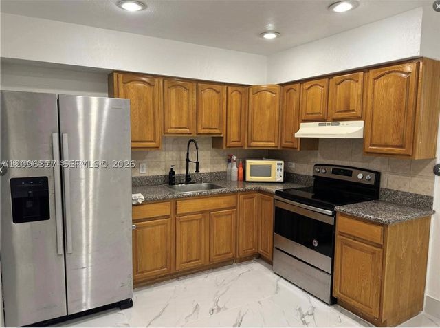 1009 NE 2nd St, Hallandale Beach, FL 33009