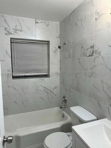 1009 NE 2nd St, Hallandale Beach, FL 33009