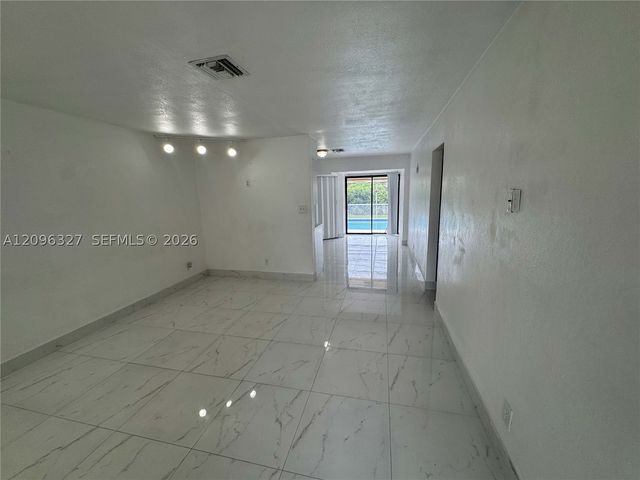 1009 NE 2nd St, Hallandale Beach, FL 33009