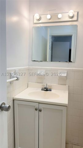 1009 NE 2nd St, Hallandale Beach, FL 33009