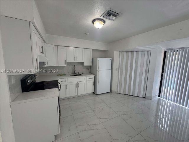 1009 NE 2nd St, Hallandale Beach, FL 33009