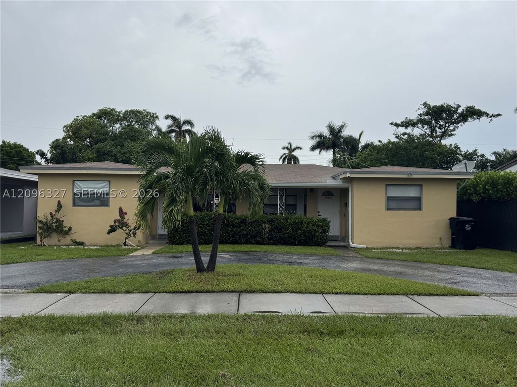 1009 NE 2nd St, Hallandale Beach, FL 33009