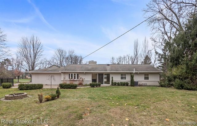 1909 Marie Circle, Bloomfield Hills, MI 48302