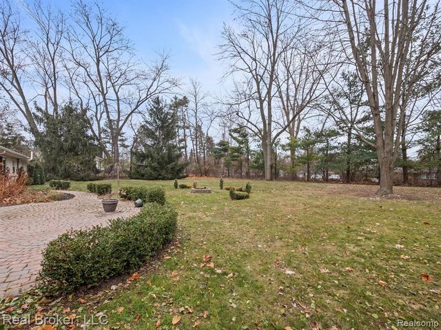 1909 Marie Circle, Bloomfield Hills, MI 48302