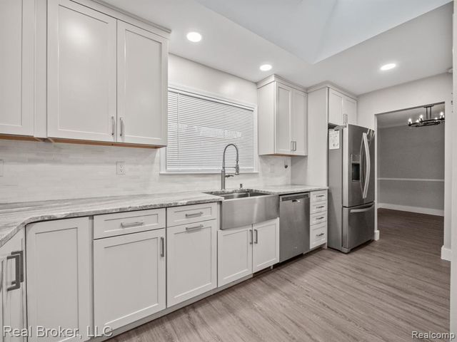 1909 Marie Circle, Bloomfield Hills, MI 48302