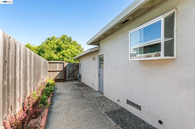 2049 Rosedale Dr, San Pablo, CA 94806
