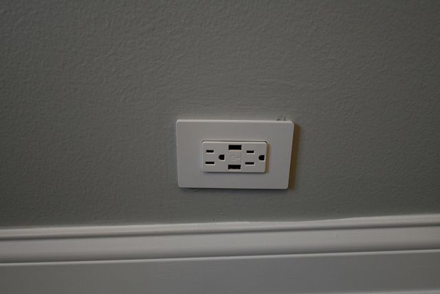 2739 W GLENLAKE Avenue 2W, Chicago, IL 60659