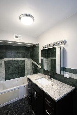 2739 W GLENLAKE Avenue 2W, Chicago, IL 60659