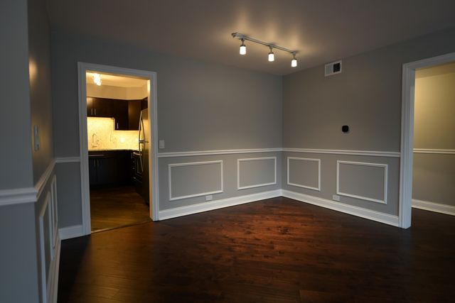 2739 W GLENLAKE Avenue 2W, Chicago, IL 60659