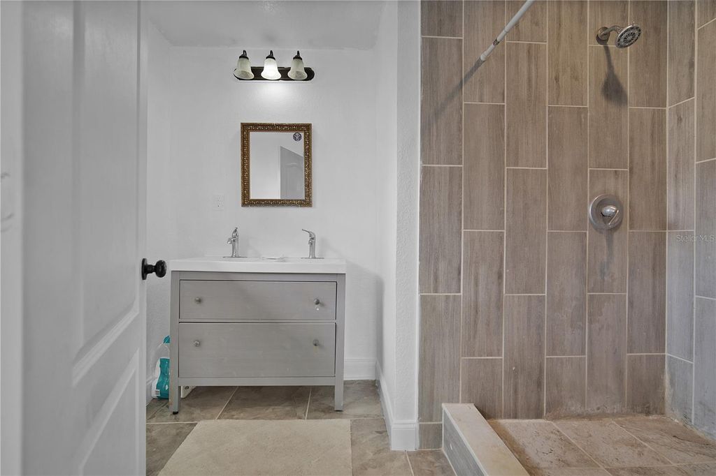 Image 11 of property listing at 885 N 9TH STREET, Eagle Lake, FL 33839