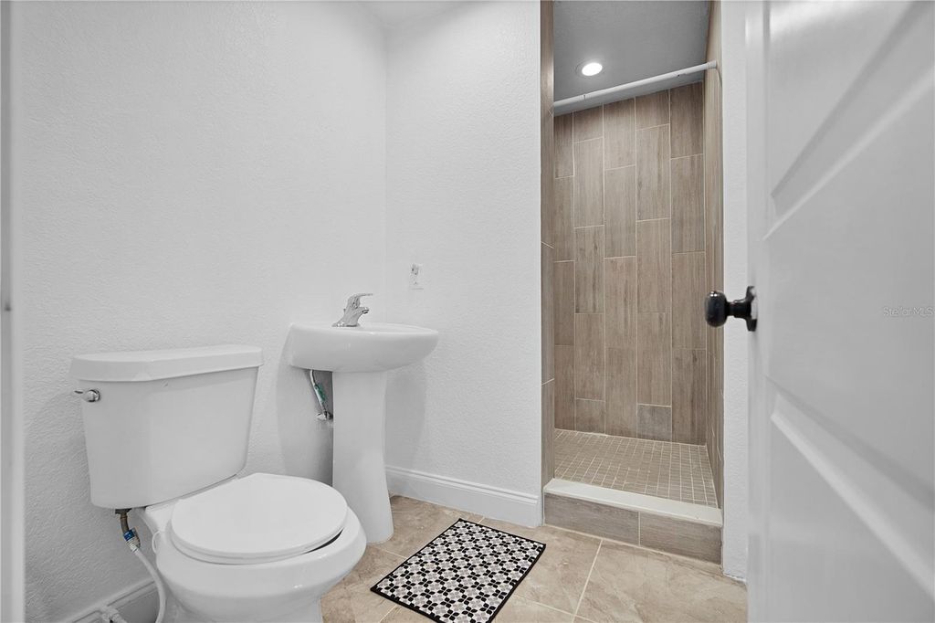 Image 14 of property listing at 885 N 9TH STREET, Eagle Lake, FL 33839