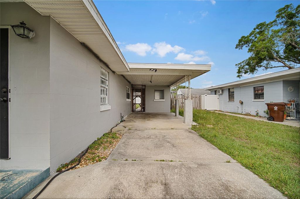 Image 4 of property listing at 885 N 9TH STREET, Eagle Lake, FL 33839