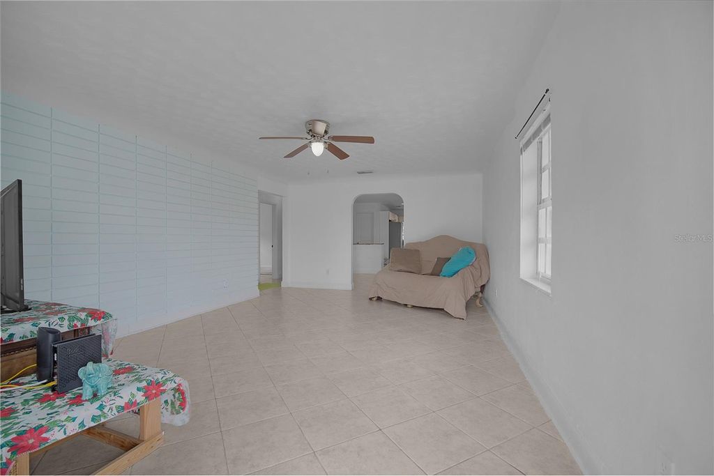 Image 5 of property listing at 885 N 9TH STREET, Eagle Lake, FL 33839