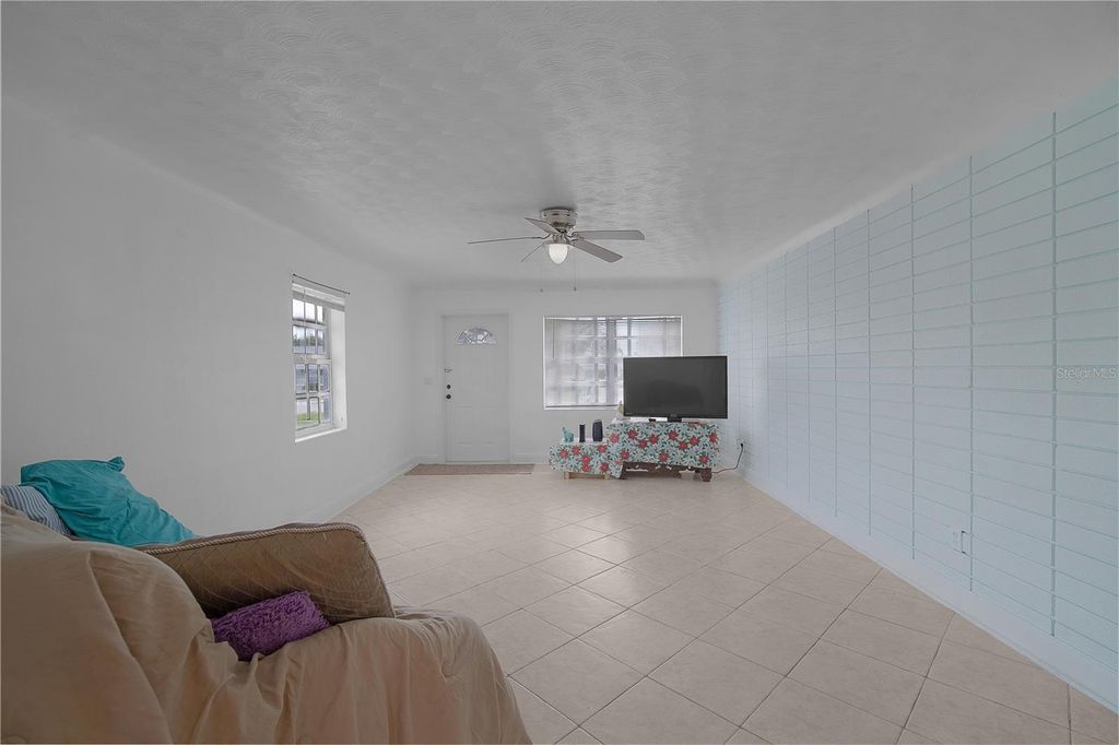 Image 6 of property listing at 885 N 9TH STREET, Eagle Lake, FL 33839