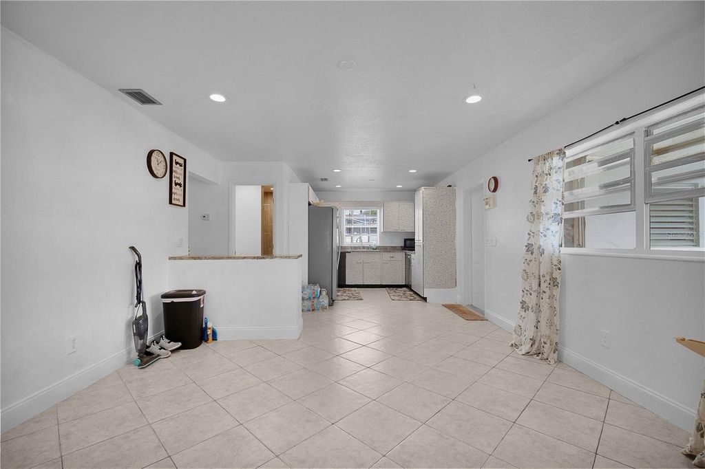 Image 7 of property listing at 885 N 9TH STREET, Eagle Lake, FL 33839