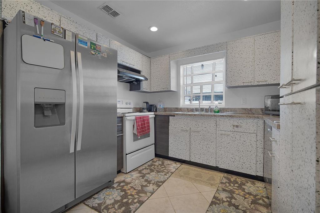 Image 8 of property listing at 885 N 9TH STREET, Eagle Lake, FL 33839