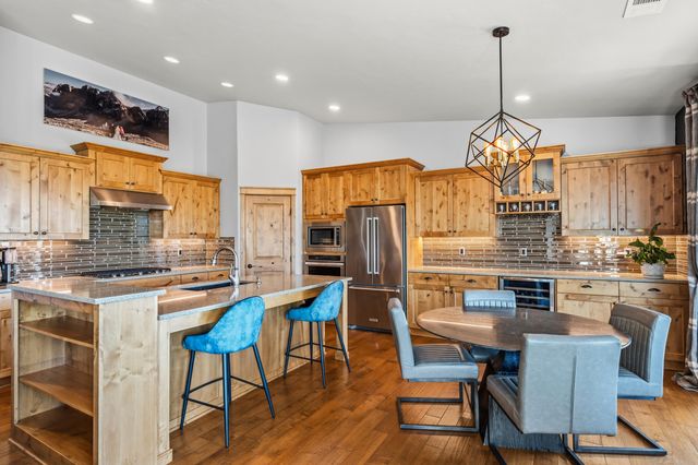 536 W La Strada Circle, Medford, OR 97504