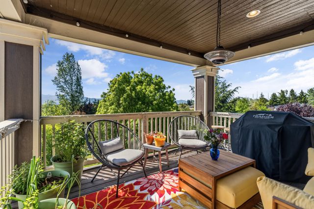536 W La Strada Circle, Medford, OR 97504