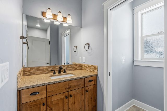 536 W La Strada Circle, Medford, OR 97504