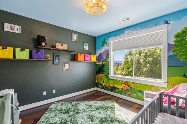536 W La Strada Circle, Medford, OR 97504