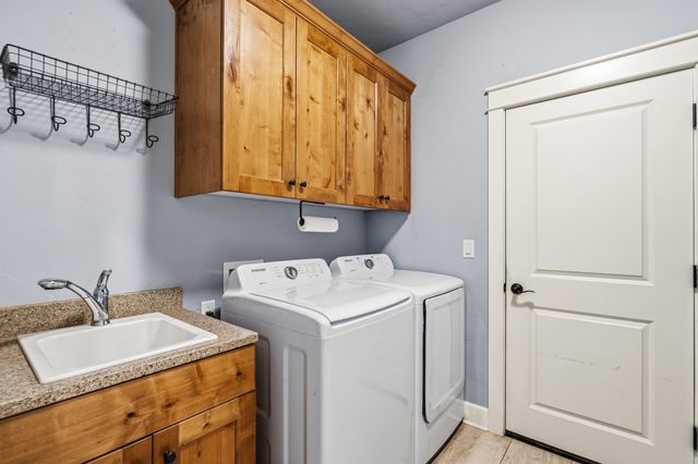 536 W La Strada Circle, Medford, OR 97504