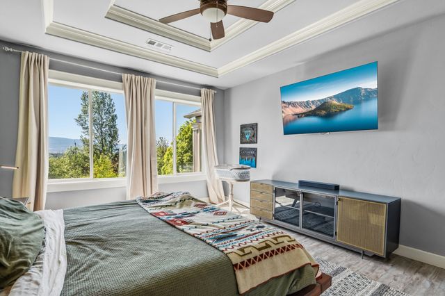 536 W La Strada Circle, Medford, OR 97504