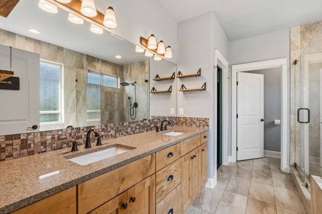 536 W La Strada Circle, Medford, OR 97504