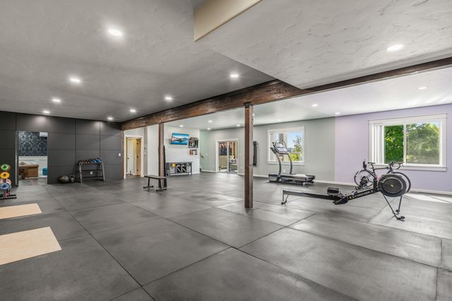 536 W La Strada Circle, Medford, OR 97504