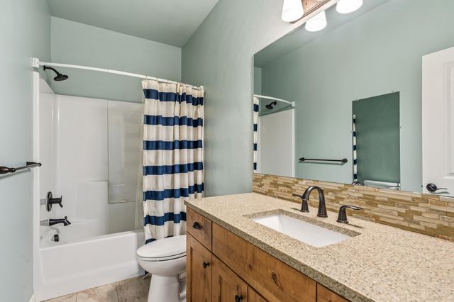 536 W La Strada Circle, Medford, OR 97504