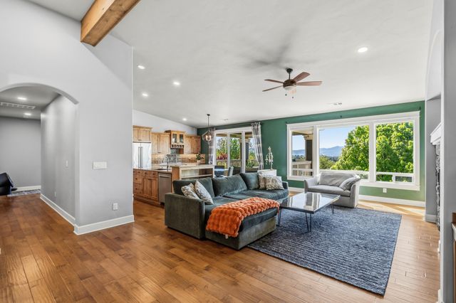 536 W La Strada Circle, Medford, OR 97504