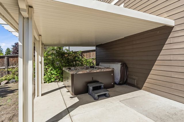 536 W La Strada Circle, Medford, OR 97504