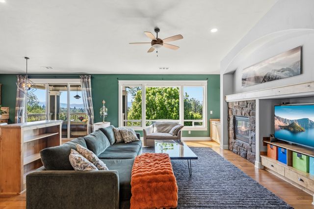 536 W La Strada Circle, Medford, OR 97504