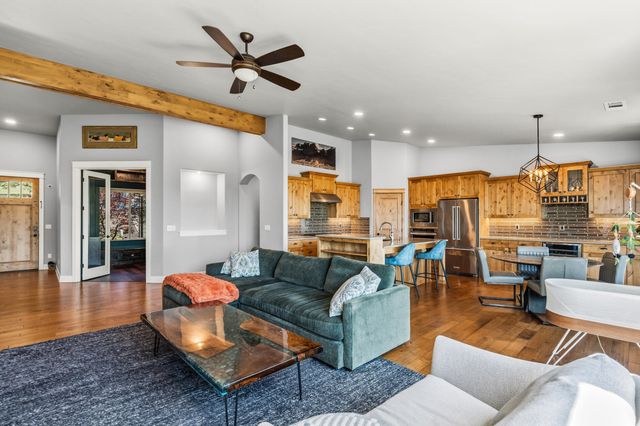 536 W La Strada Circle, Medford, OR 97504